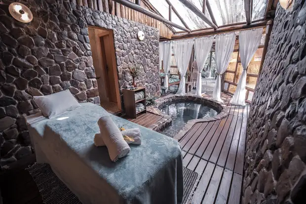 Spa com sauna andina aquecida a lenha de eucalipto