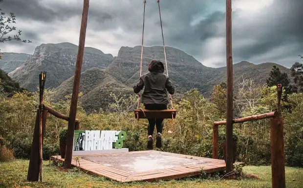 Balanço com vista para os cânions em frente ao Refúgio Pedra Afiada