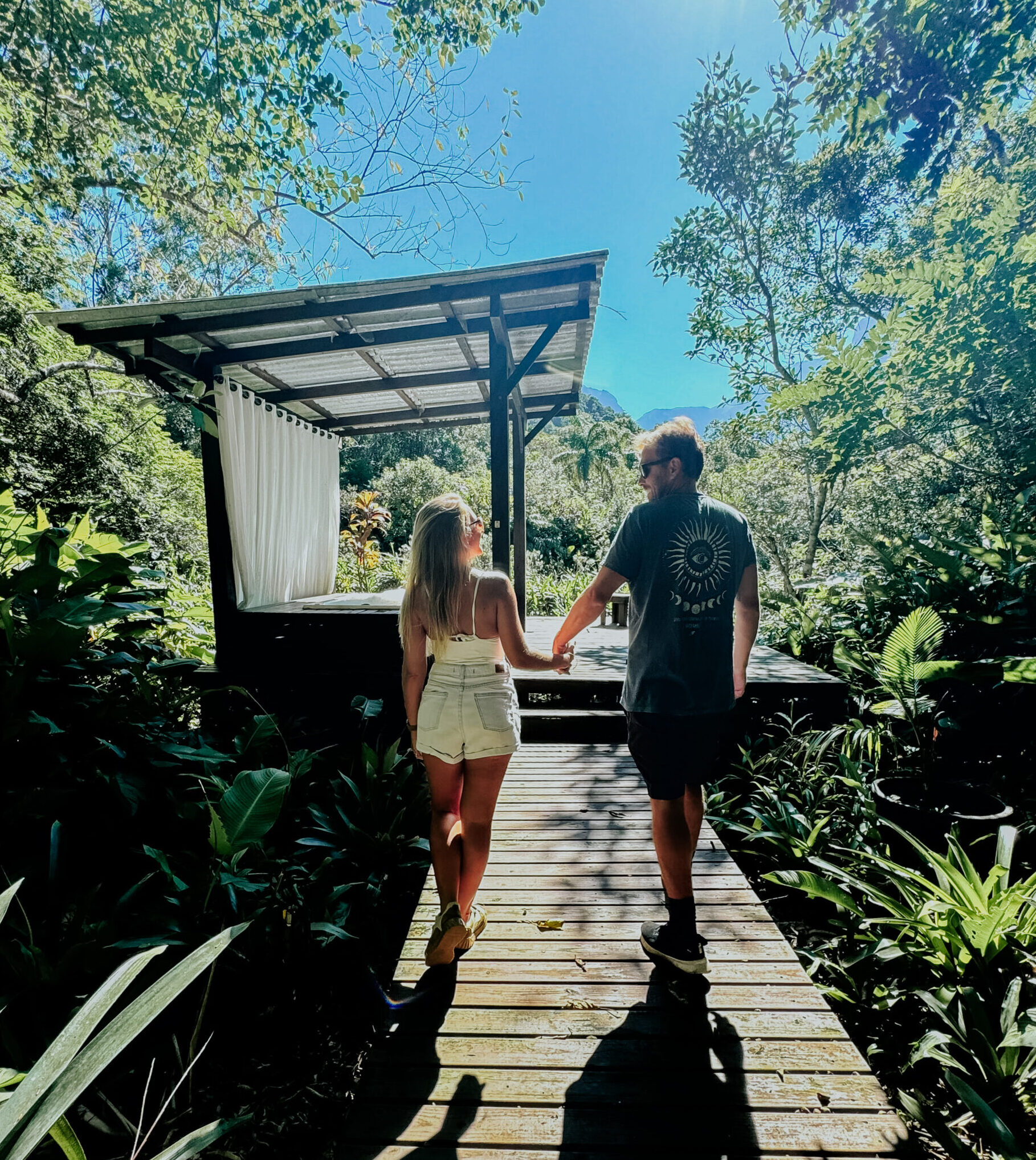 Hospedagem e deck com vista para o verde